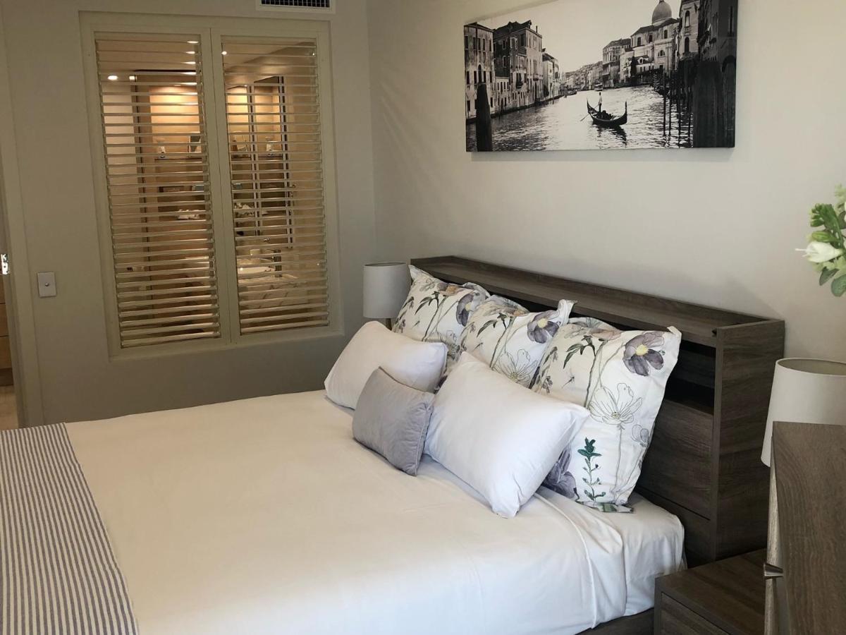 Grand Mercure Allegra הרווי ביי מראה חיצוני תמונה A bedroom with plantation shutters