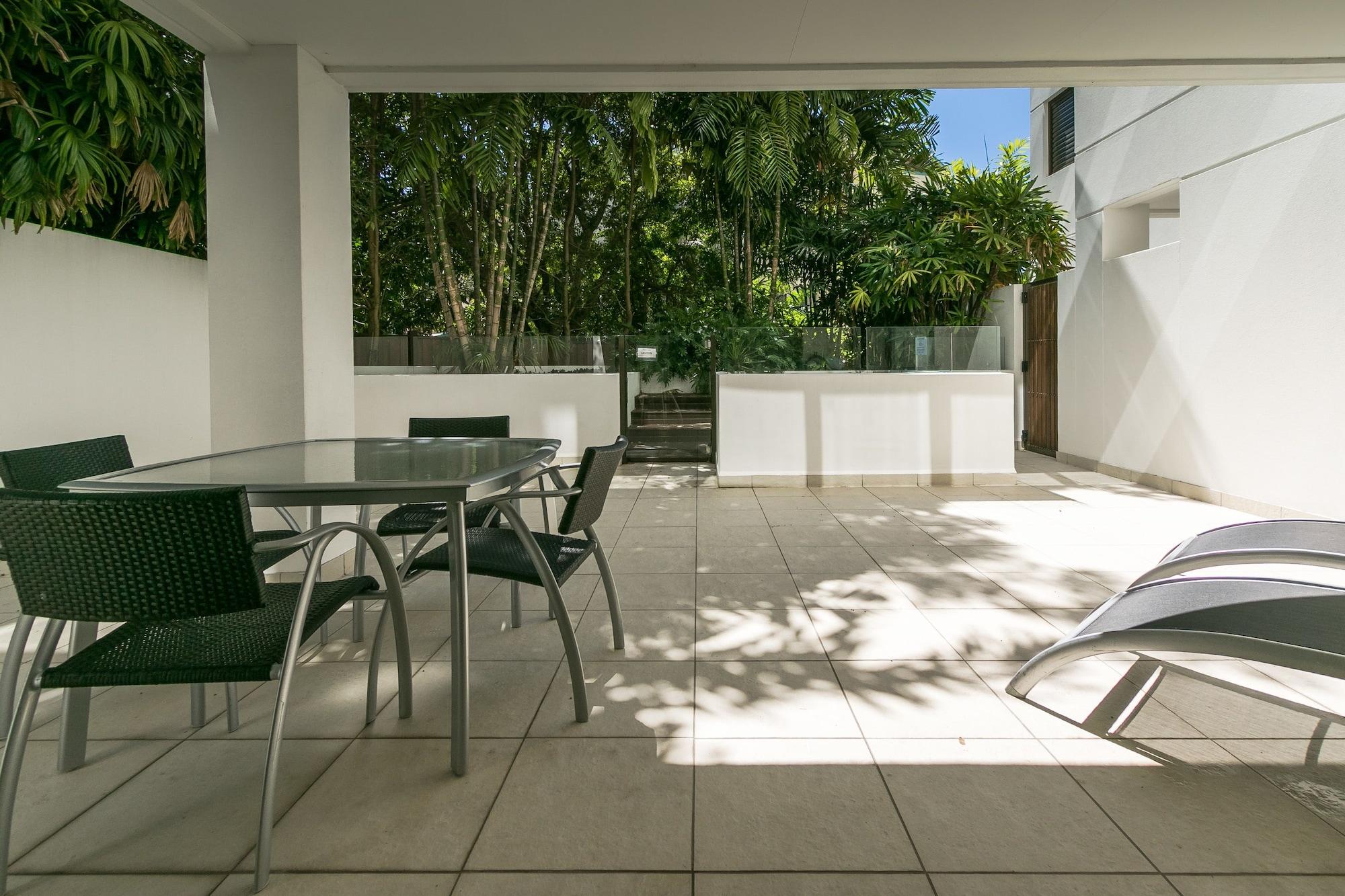 Grand Mercure Allegra הרווי ביי מראה חיצוני תמונה The courtyard of a typical apartment at the complex