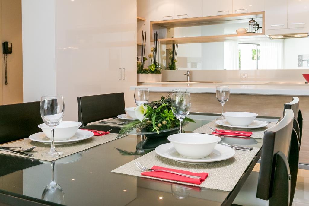Grand Mercure Allegra הרווי ביי מראה חיצוני תמונה A dining room table set for dinner