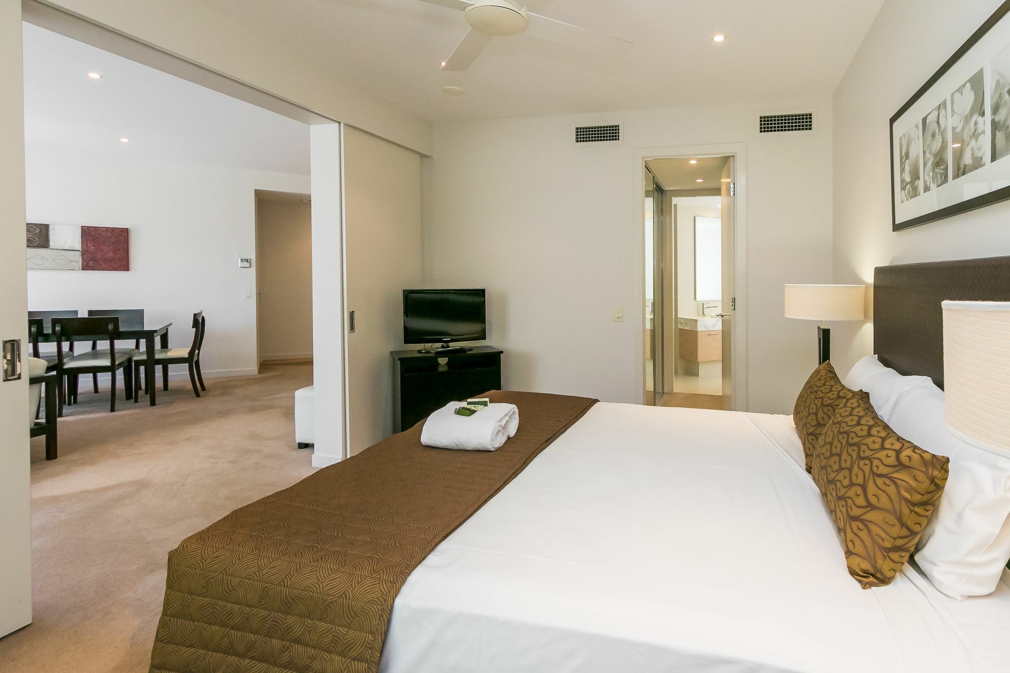 Grand Mercure Allegra הרווי ביי מראה חיצוני תמונה A bedroom at the Mantra on Lake Orr
